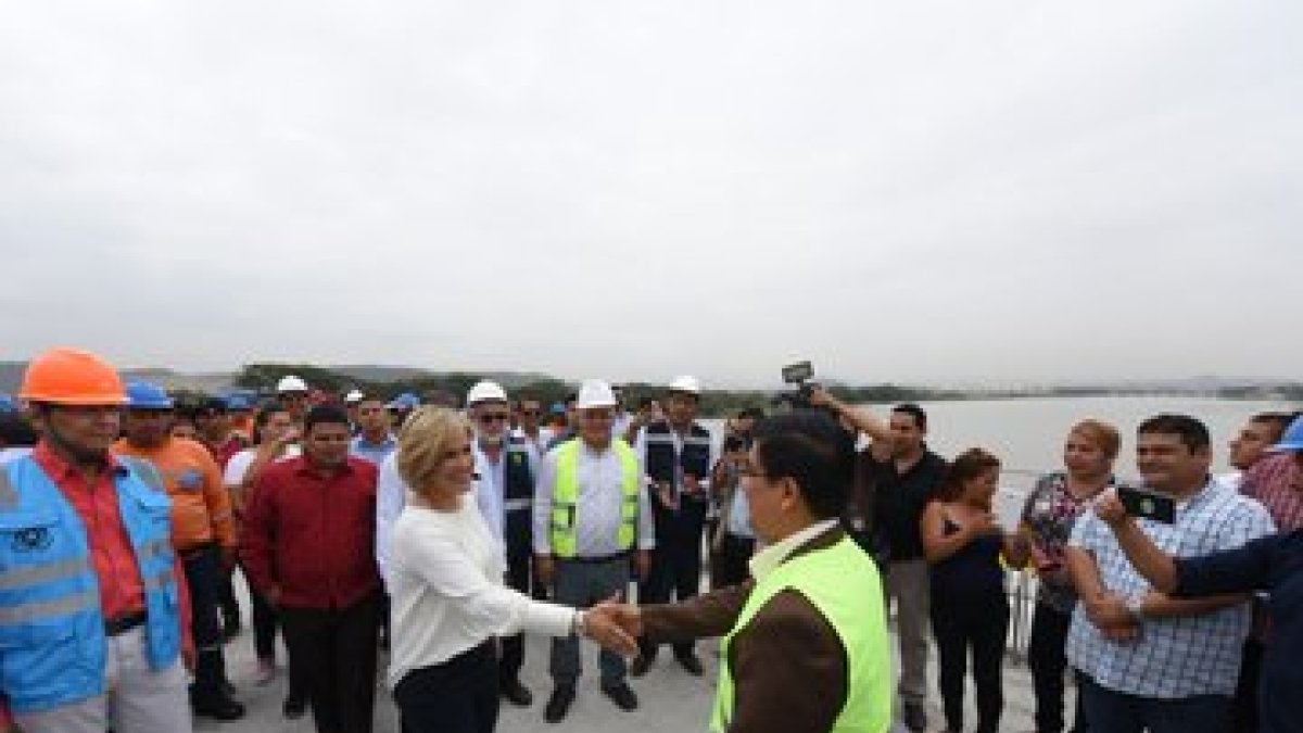 La alcaldesa de Guayaquil. Cynthia Viteri, recorrió la obra.