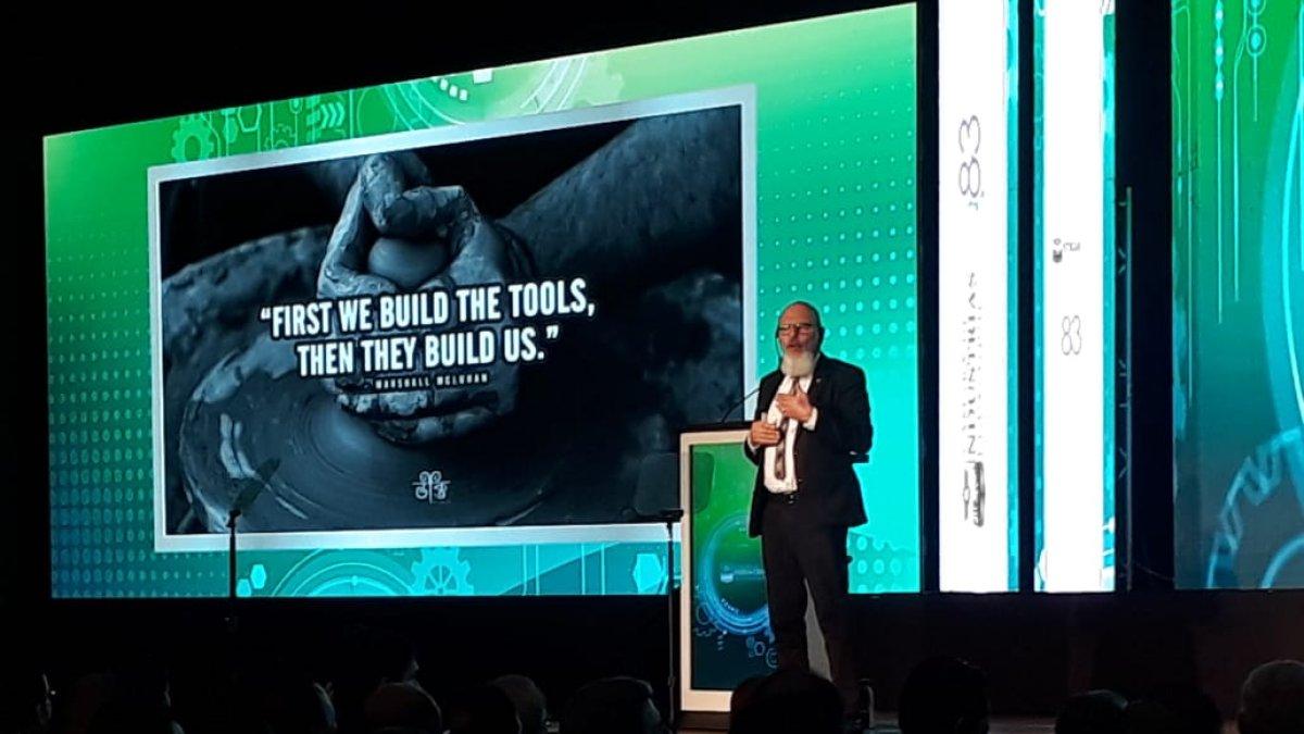 Nestor Marquez, Linkedin Topvoice desde el 2018, fue el invitado especial en el acto de celebración. Él habló sobre los retos de la Industria 4.0.