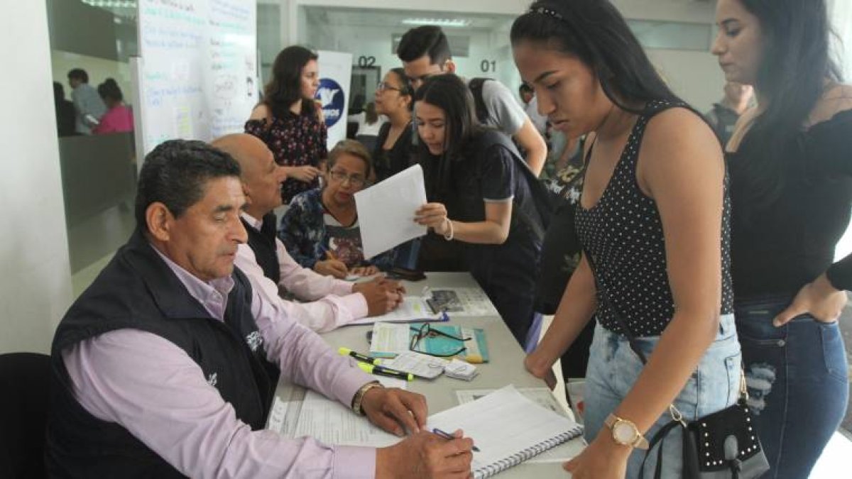 Atención. En la planta baja del edificio donde funciona la Senescyt se ha instalado un punto para atender los requerimientos de los jóvenes.