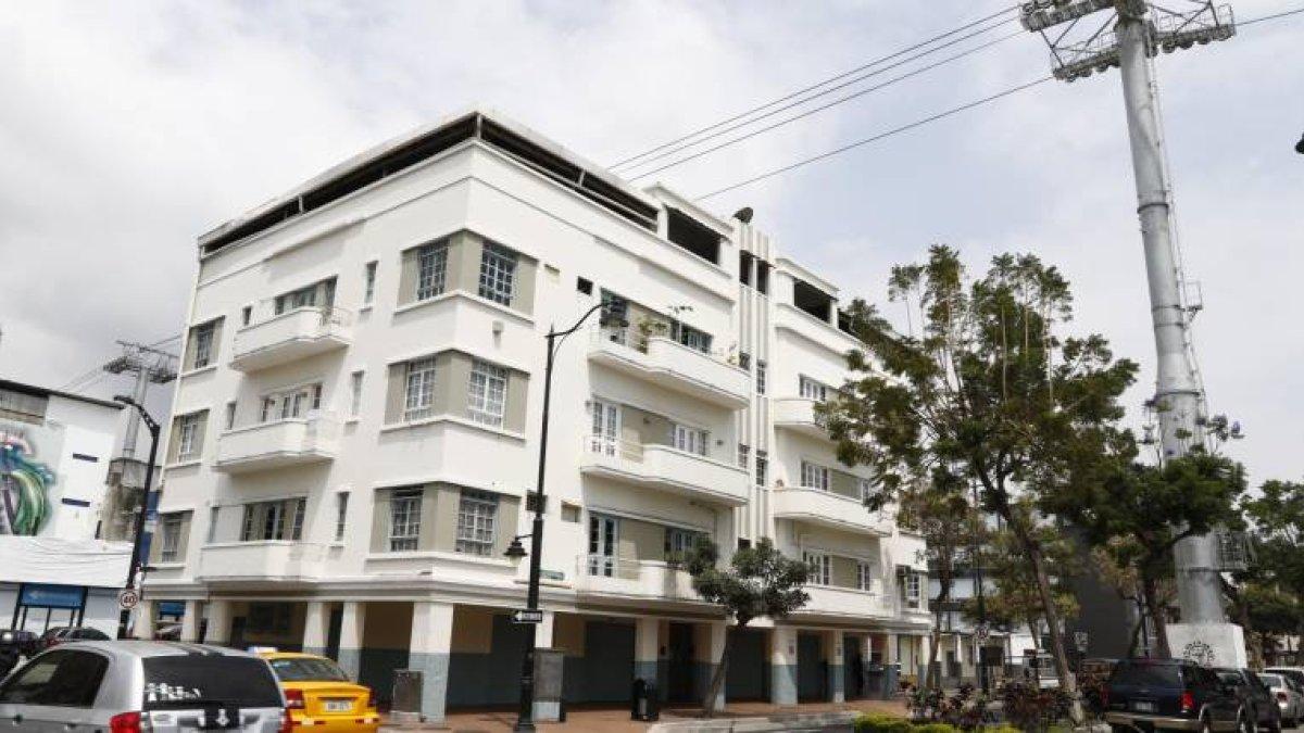Perspectiva. El propietario de esta vivienda no sabe a cuántos metros sobre su techo están los cables de la Aerovía, cerca de la estación Malecón