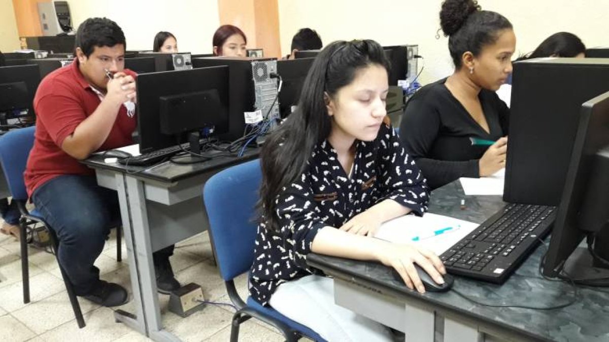 Dos veces al año, más de 200.000 personas rinden la prueba Ser Bachiller, con miras a ingresar a la universidad