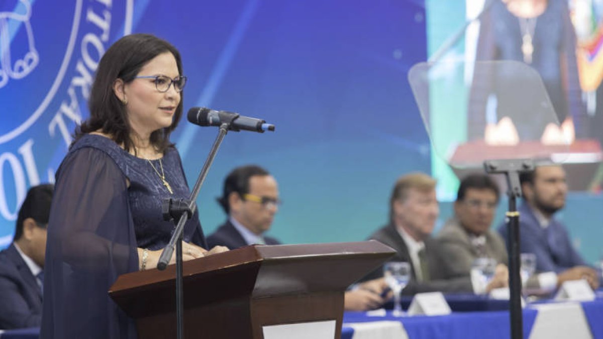 La rectora de la Espol, Cecilia Paredes, durante la sesión solemne de aniversario del 29 de octubre pasado