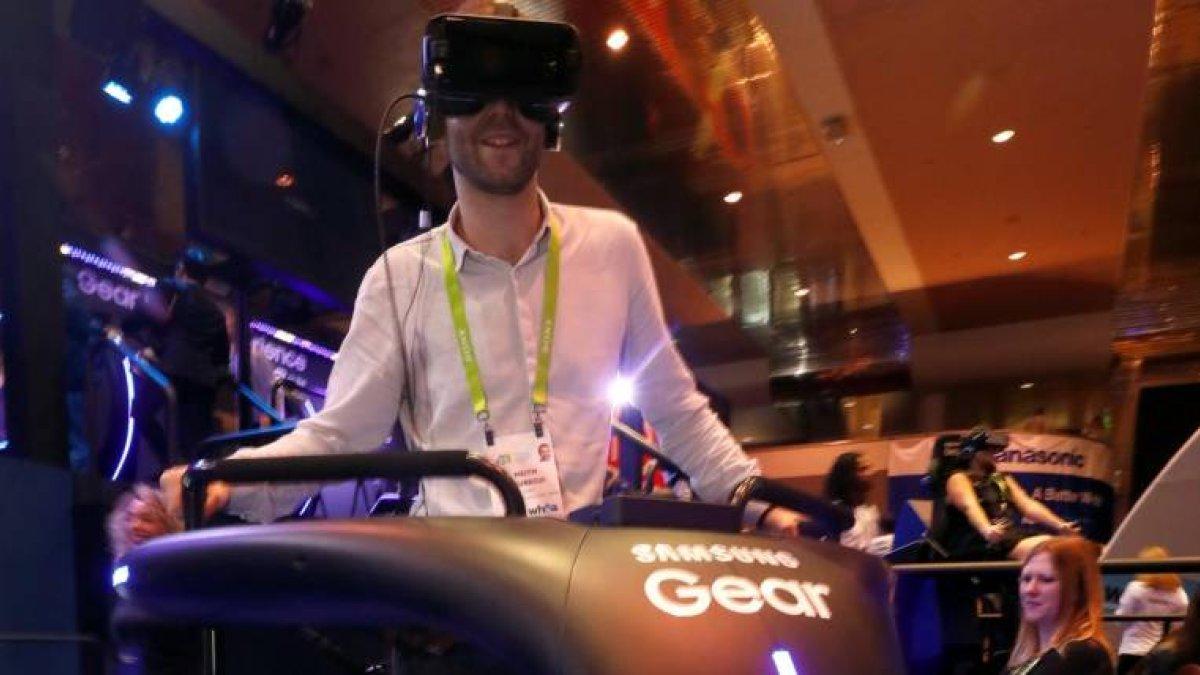 Keith Jauregui de Francia intenta una experiencia de realidad virtual de snowboard en un stand de Samsung durante el CES 2018 en Las Vegas