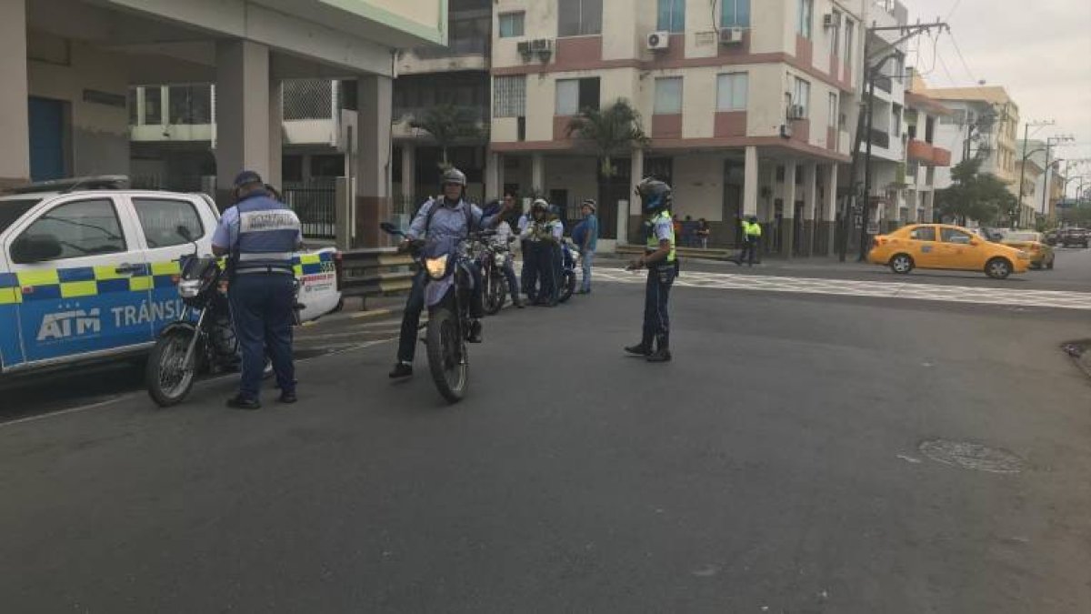El parabrisas trasero y ventanas de un patrullero resultaron afectados durante un operativo realizado este lunes.