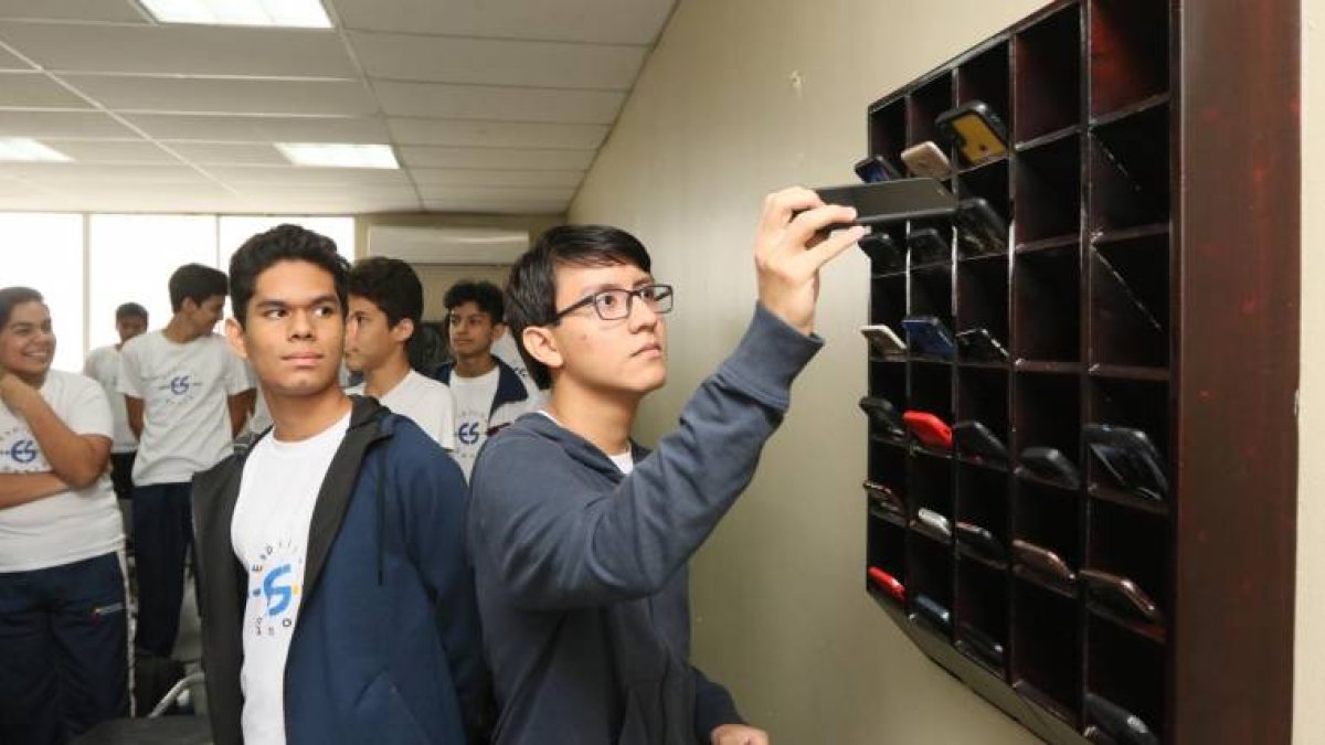Voluntad. Los estudiantes dejan sus teléfonos celulares en unos casilleros para no distraerse en clases