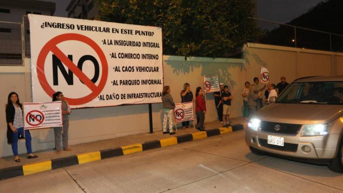 Residentes de la urbanización han colocado un cartel cerca de la garita de entrada en rechazo al proyecto que busca levantar dos edificios.