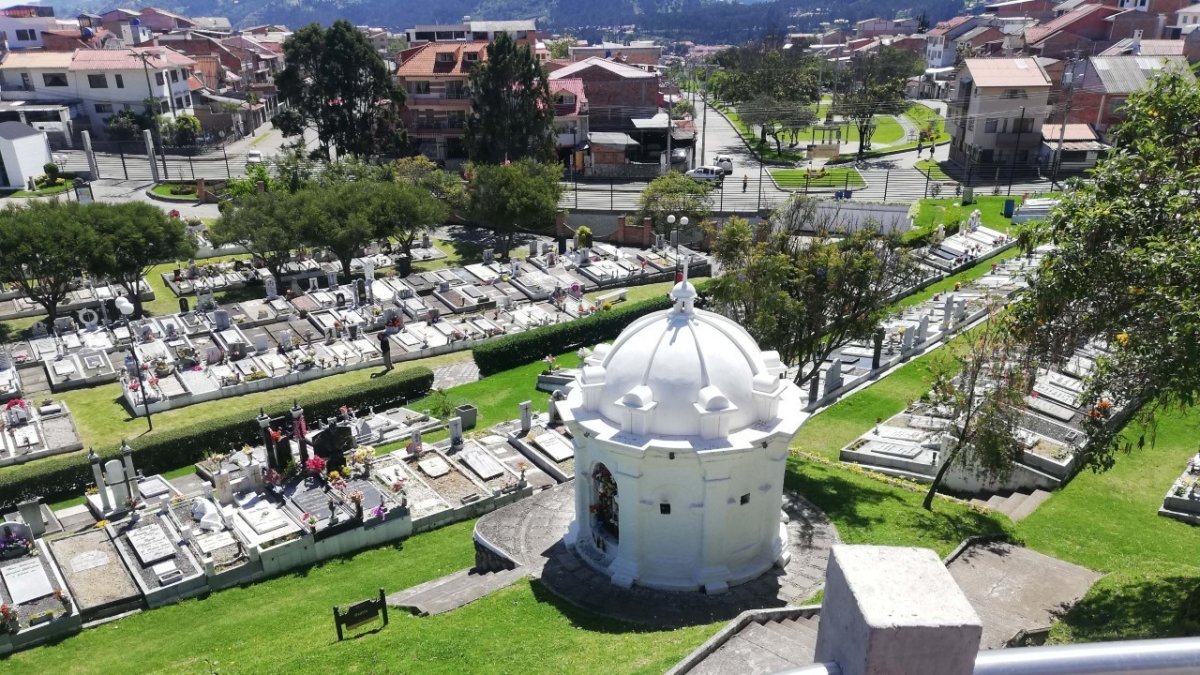 El cementerio, ubicado al este de Cuenca, es administrado por la empresa municipal EMUCE EP.