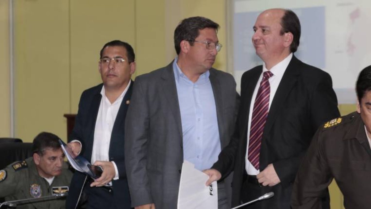 Los ministros Patricio Zambrano (Defensa), César Navas (Interior) y el fiscal Baca informaron del ataque.