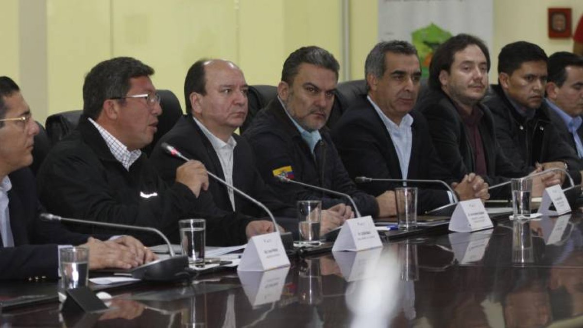 Patricio Zambrano y César Navas, ministros de Defensa y del Interior; el fiscal Carlos Baca; y los presidentes José Serrano (Asamblea) y Gustavo Jalkh (Judicatura).