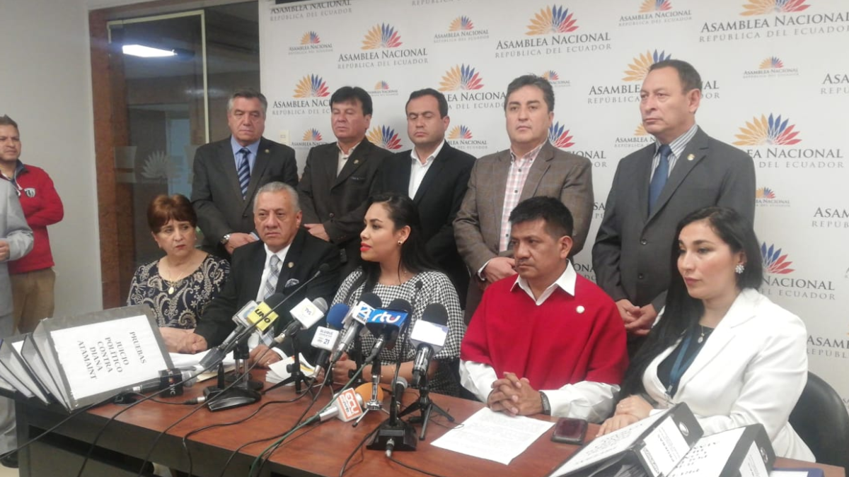 Fernando Flores junto a los miembros del bloque legislativo CREO presentan el pedido de juicio político.