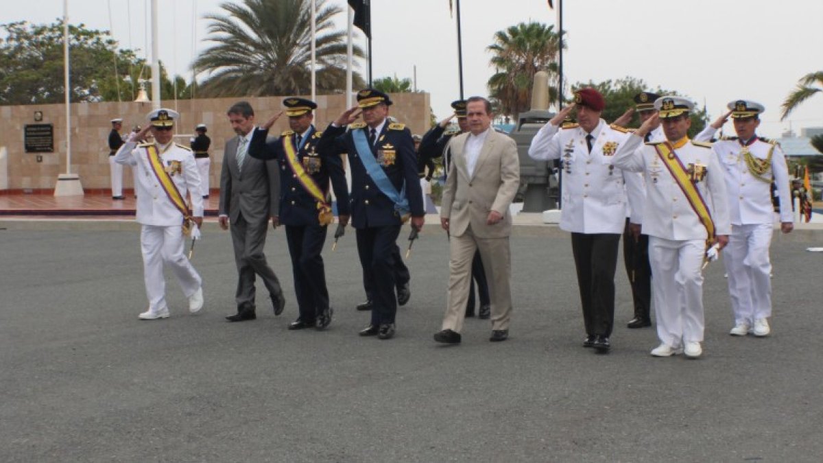 El teniente general César Merizalde asumió el mando del Comando Conjunto y el contralmirante Renán Ruiz, el de la Armada.