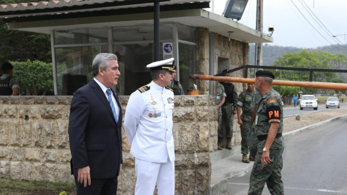 El capitán Ortega debe cumplir su arresto en la base naval San Eduardo, donde está asignado.