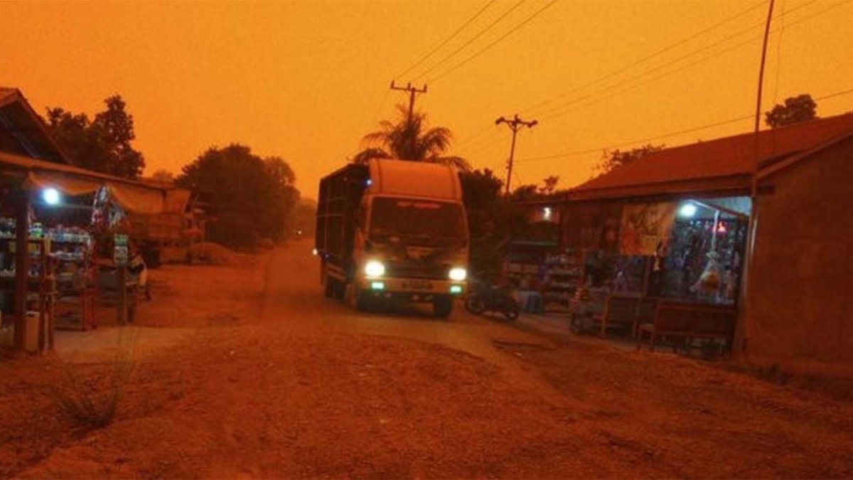 El cielo de Indonensia se tornó rojo por incendios forestales.