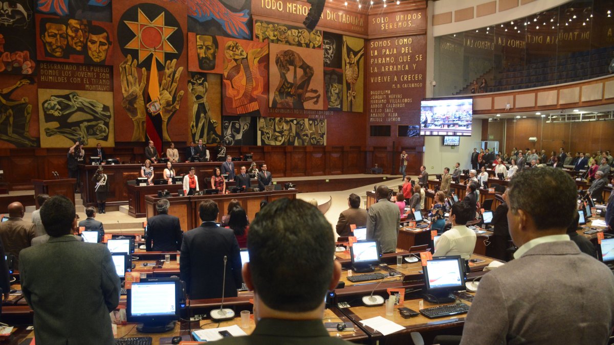 En las sesiones del pleno, el secretario es quien se encarga de constatar el quórum y dar fe de lo que se resuelve.