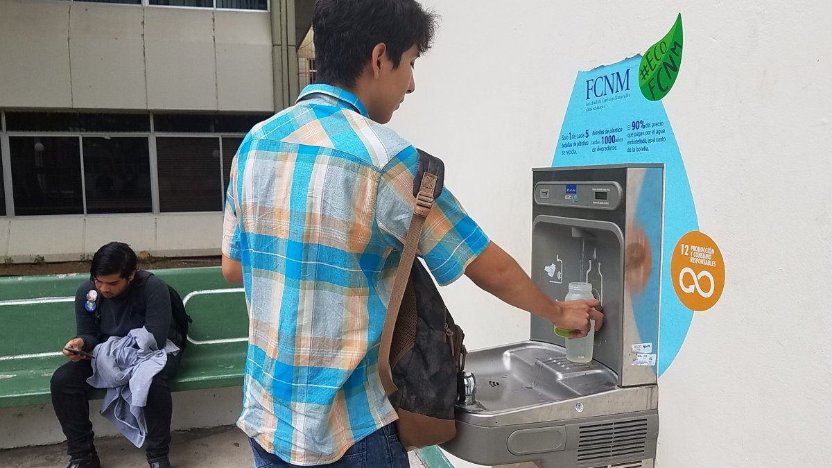 La Espol tiene surtidores de agua con similar fin ambiental que el Municipio, pero allí el líquido es gratis.