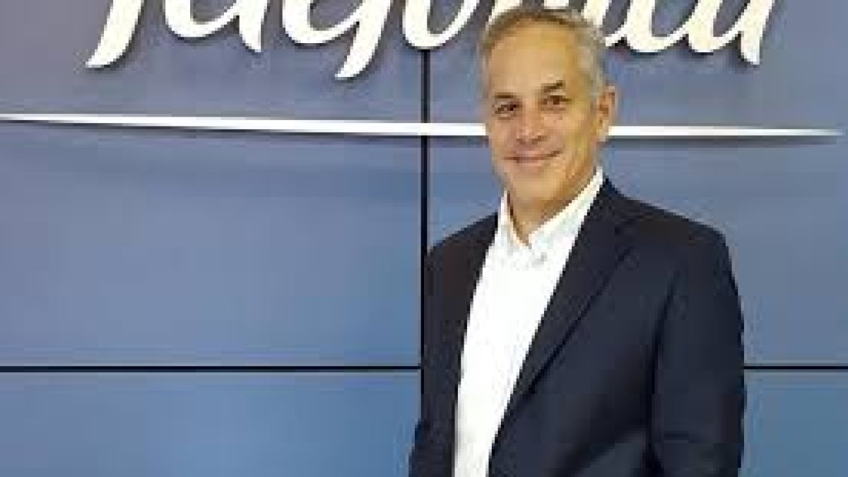 Luis Benatuil trabaja en la empresa, pero en otro cargo.