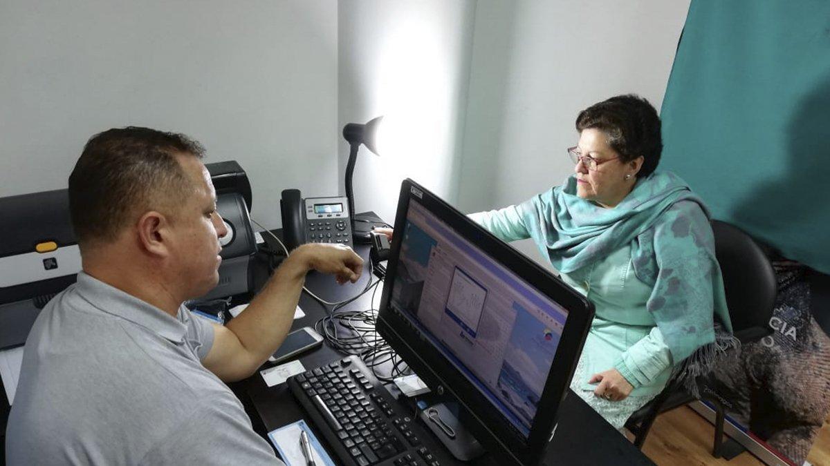 Una residente de Galápagos hizo el trámite la mañana de ayer.