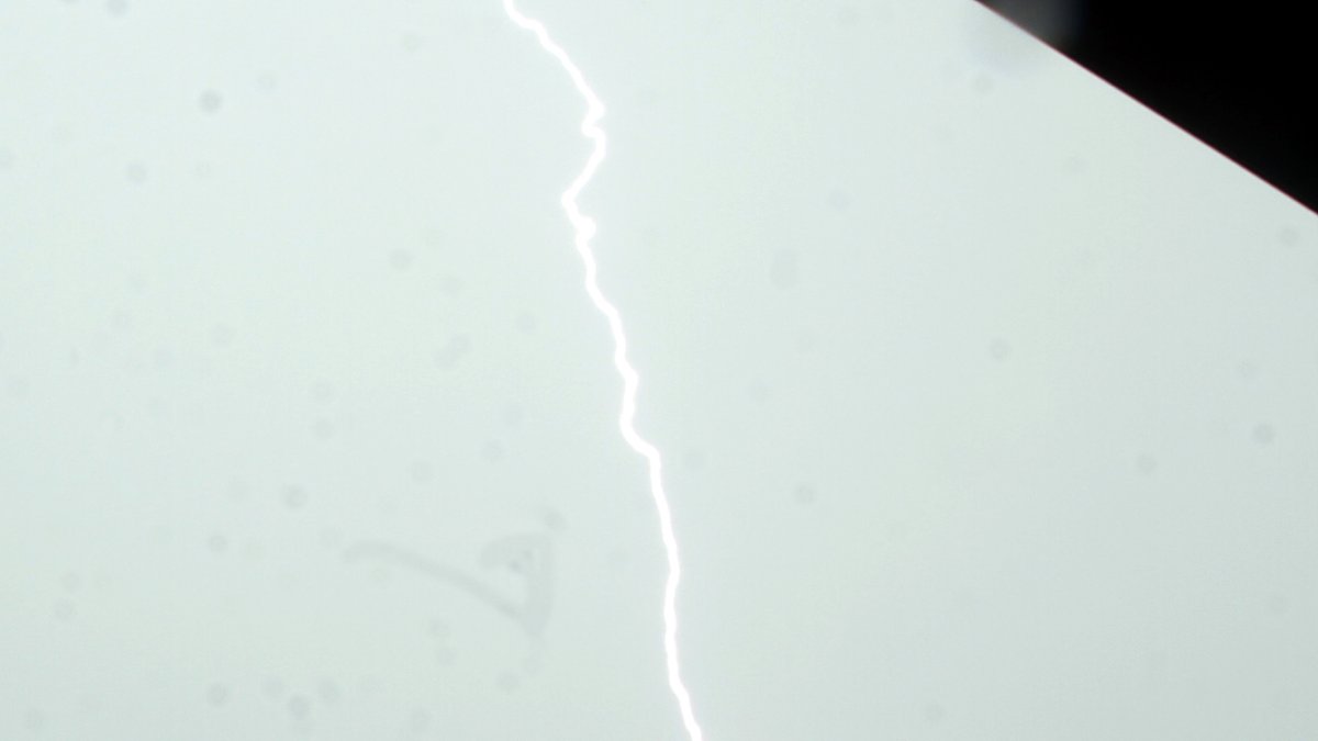 Un rayo cae durante una tormenta eléctrica en Guayaquil