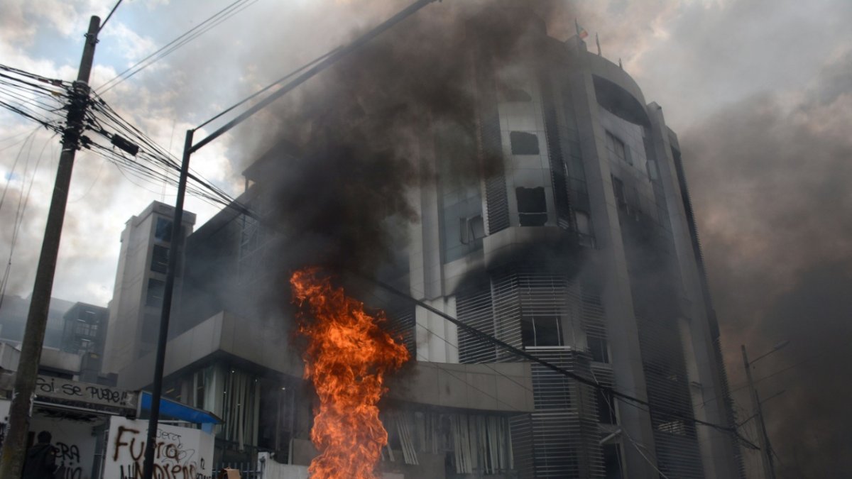 El incendió afectó el trabajo de 1.300 funcionarios y ocasionó la pérdida de documentos, mobiliario, cuadros patrimoniales y equipos de computación.