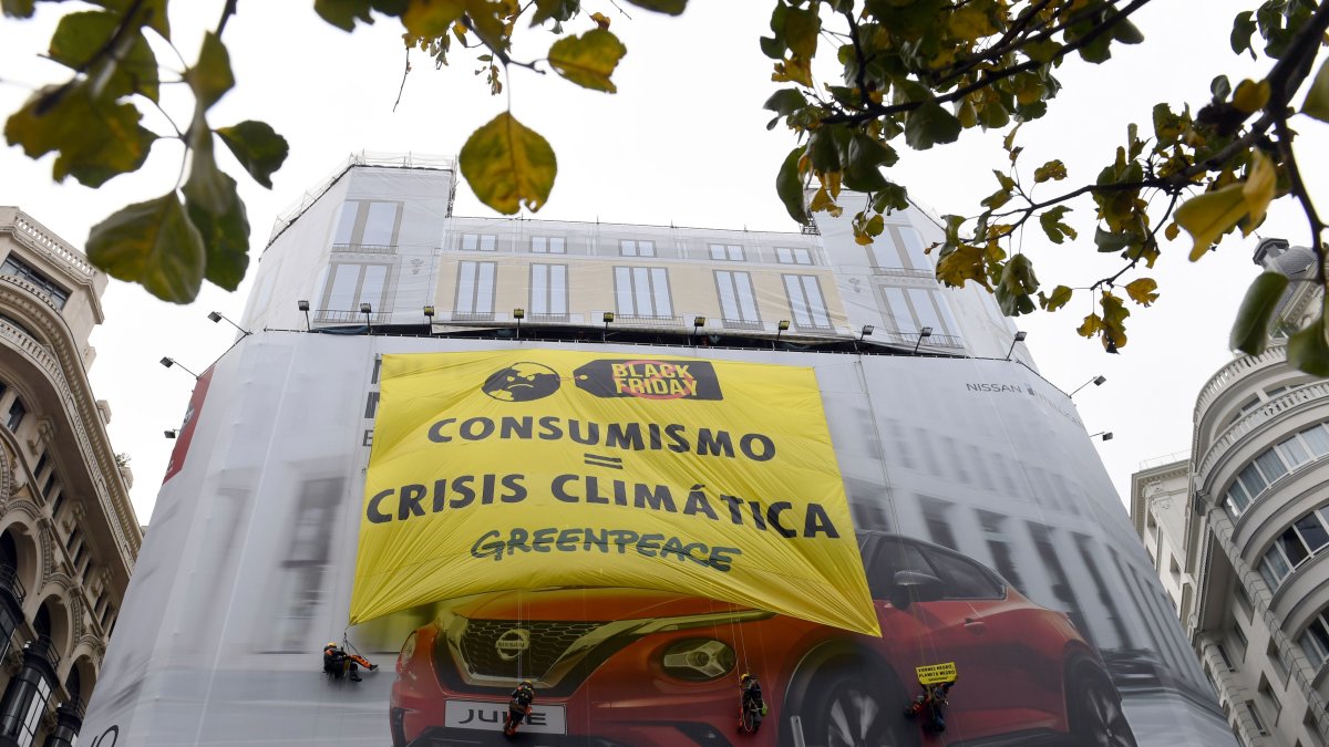 Activistas de Greenpeace protestan contra el Black Friday.