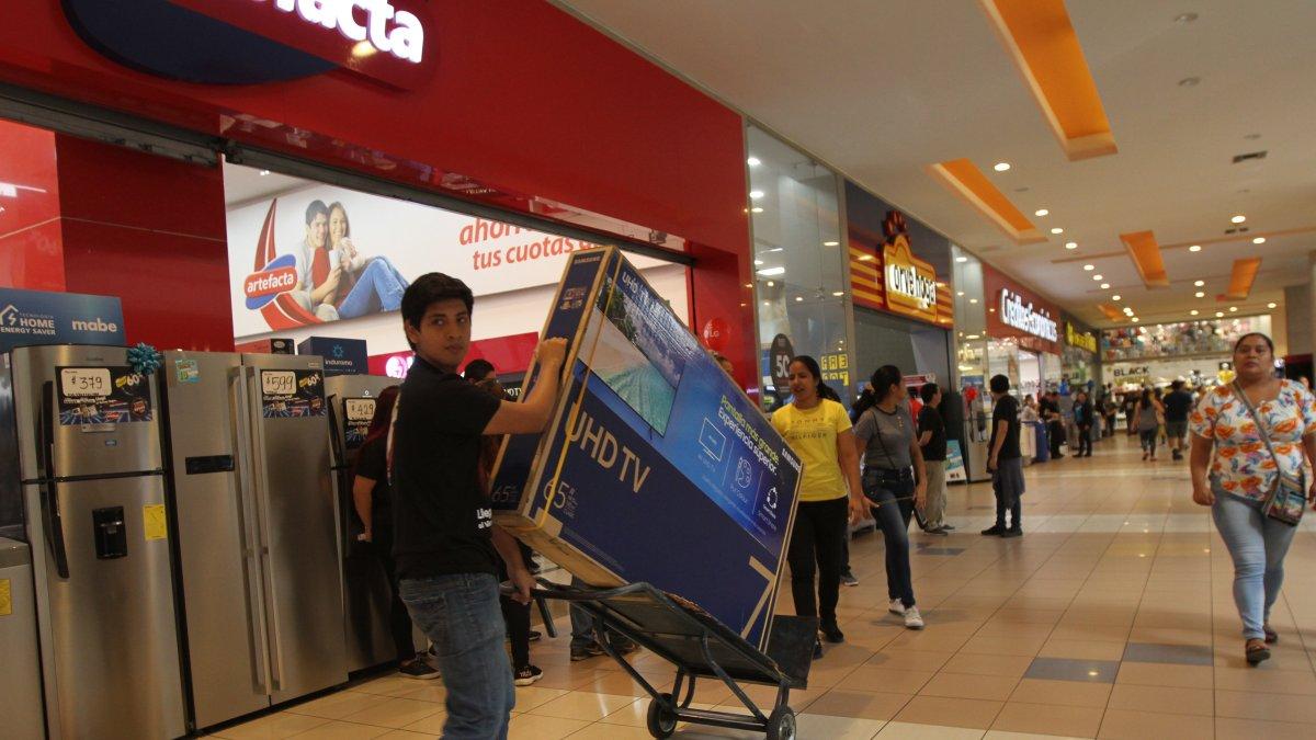 En el centro comercial Mall del Sur, los locales de ropa y electrodomésticos, entre otros, se sumaron a los descuentos de Viernes Negro.
