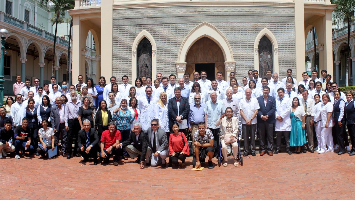 Al finalizar el acto, pacientes y médicos se tomaron una foto oficial.