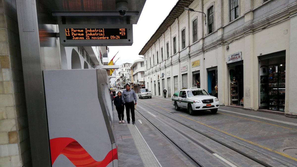 Obra. Una boletería de una de las paradas a pocas cuadras del parque Calderón está instalada y lista para usar.