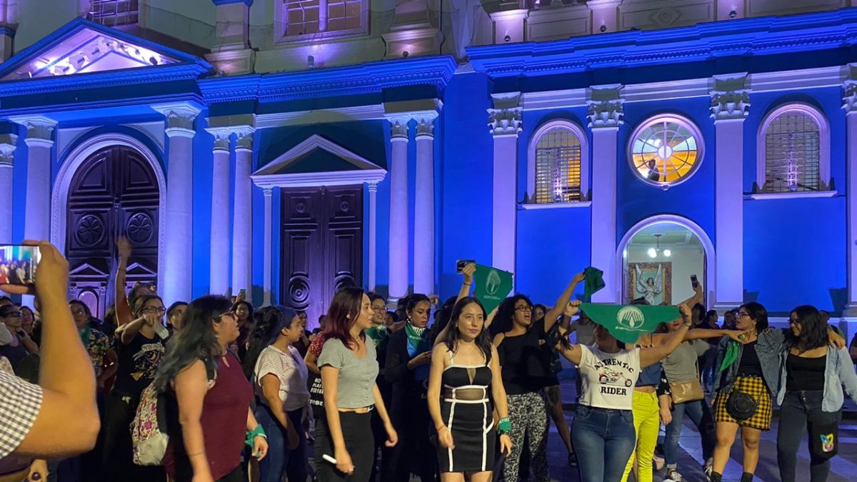 Grupos feministas llegan a la Plaza San Francisco tras la intervención 'Un violador en tu camino'.