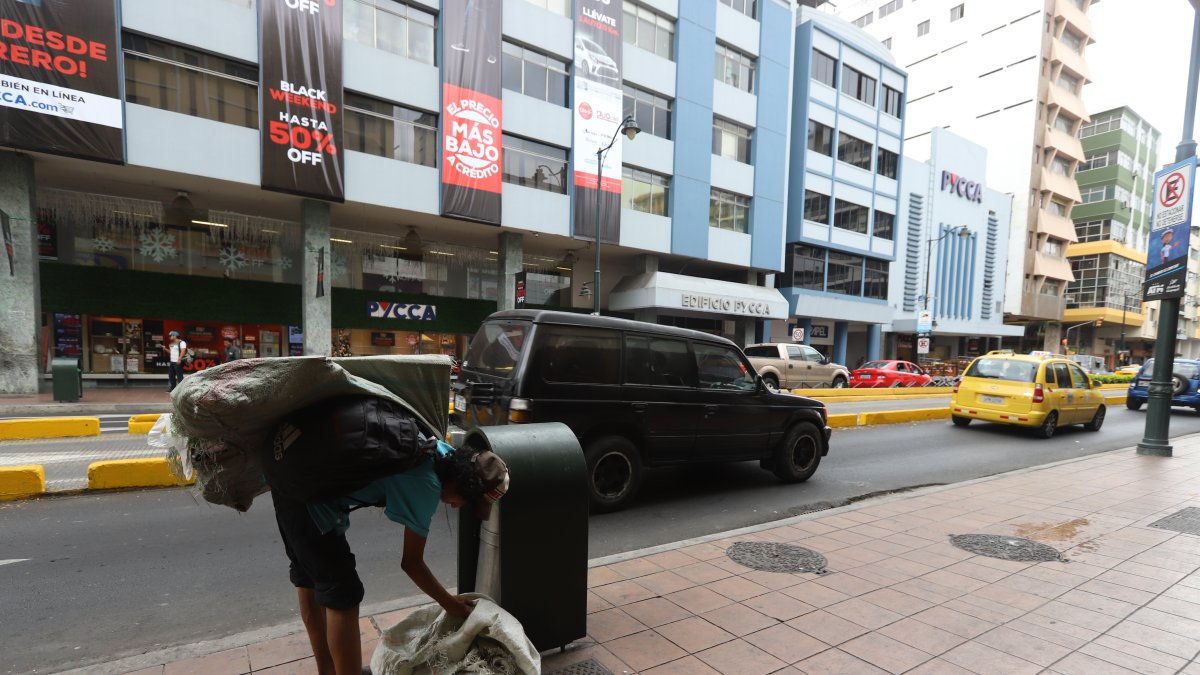 Basura. Moradores en el centro se quejan de deficiencias en la recolección de la basura en el sector, sobre todo la provocada por los comerciantes en la zona.
