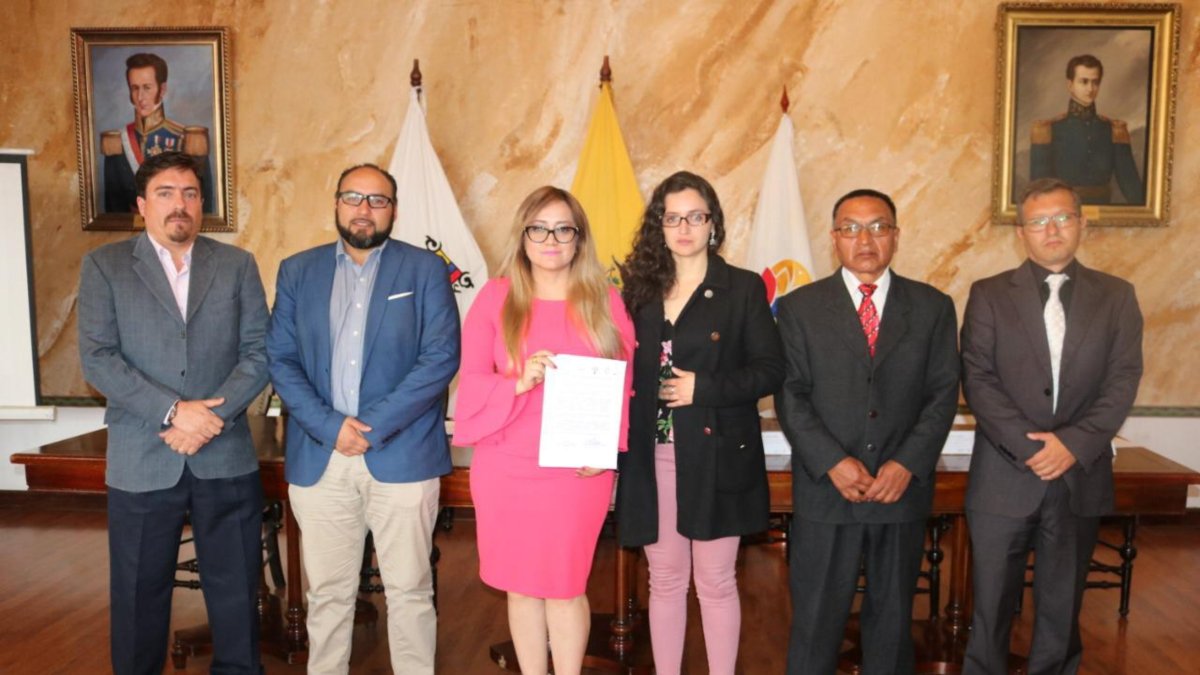 Autoridades del ministerio de Ambiente y otras entidades públicas, privadas y  ONG firmaron el documento.