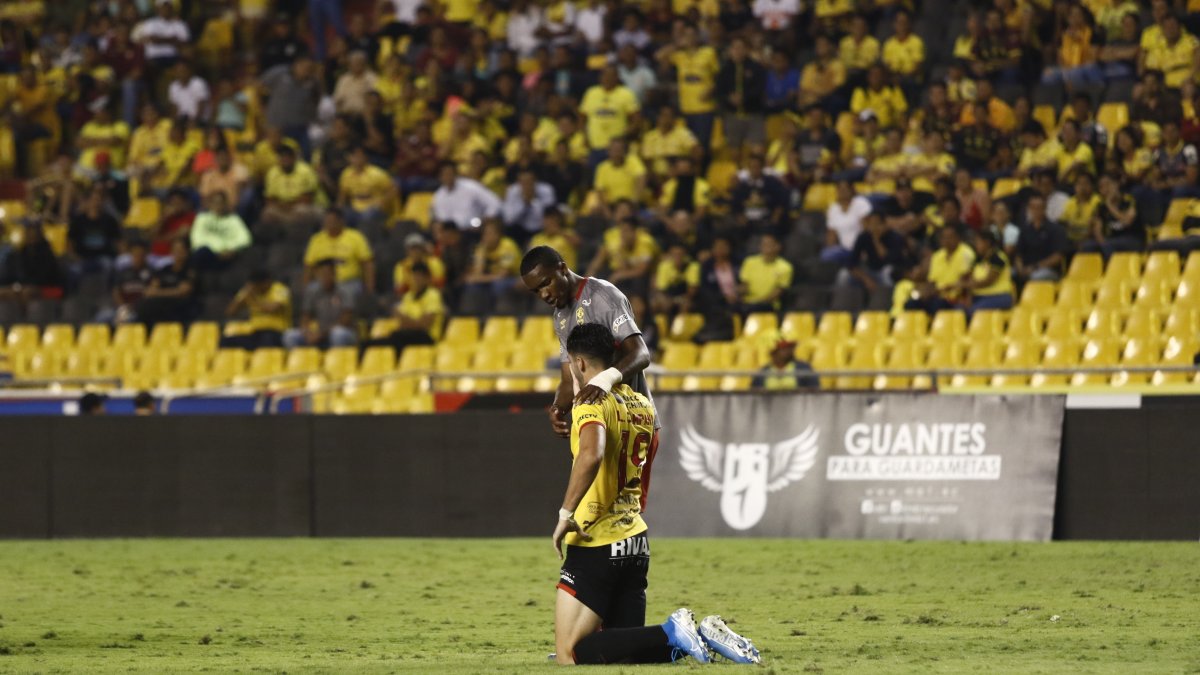 Empatía. Anangonó, del Aucas, consuela a Campana luego de la eliminación de Barcelona.