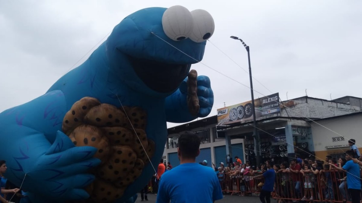 30 globos gigantes recorrieron la avenida Quito, la tarde del sábado 30 de noviembre.