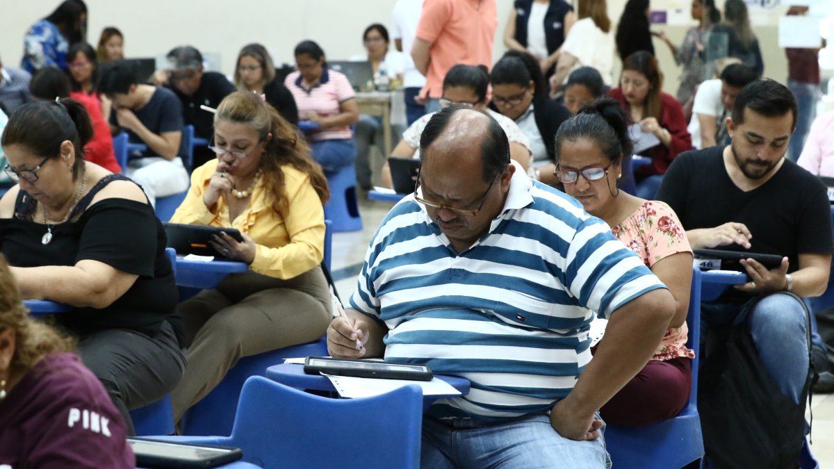 Prueba a los docentes para recuperar la elegibilidad. 