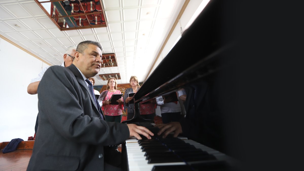 Vinicio, en la Casa de la Cultura, dirige un coro de adultos mayores.