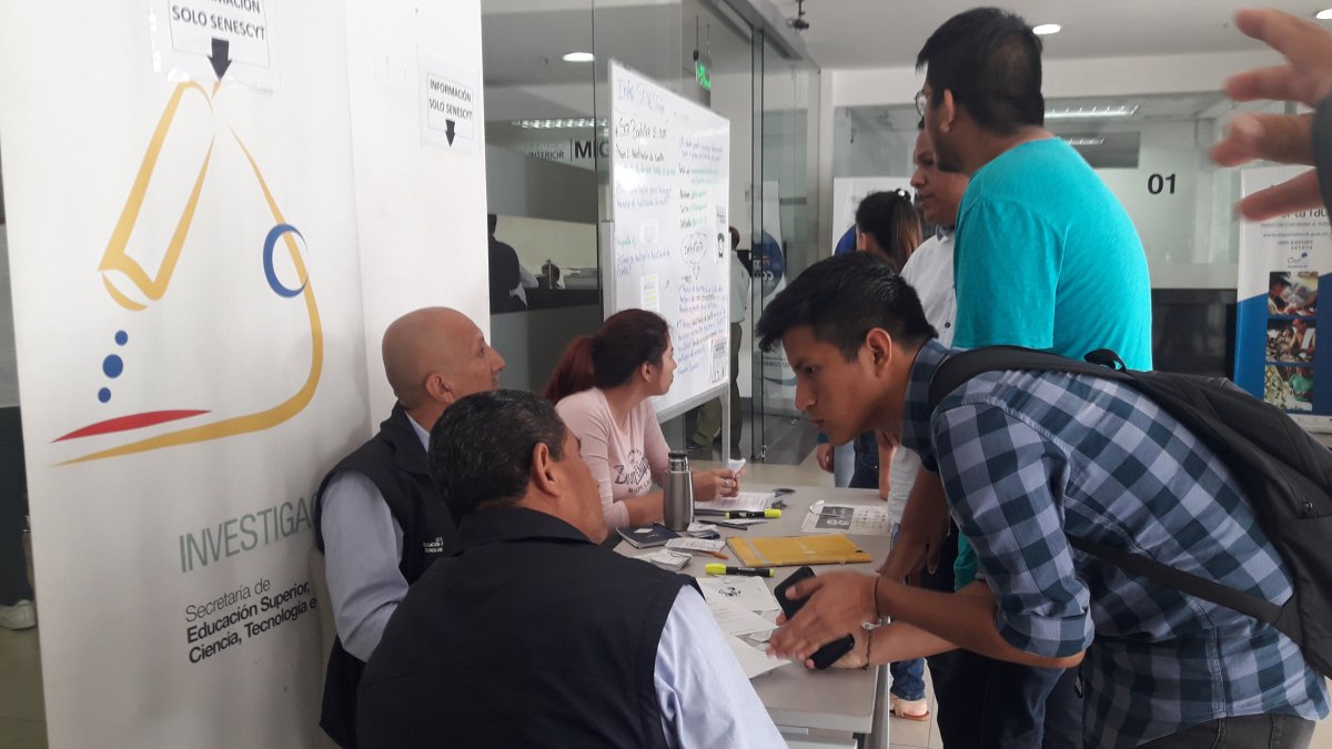 Foto de archivo de estudiantes pidiendo información en las oficinas de la Senescyt en Guayaquil.