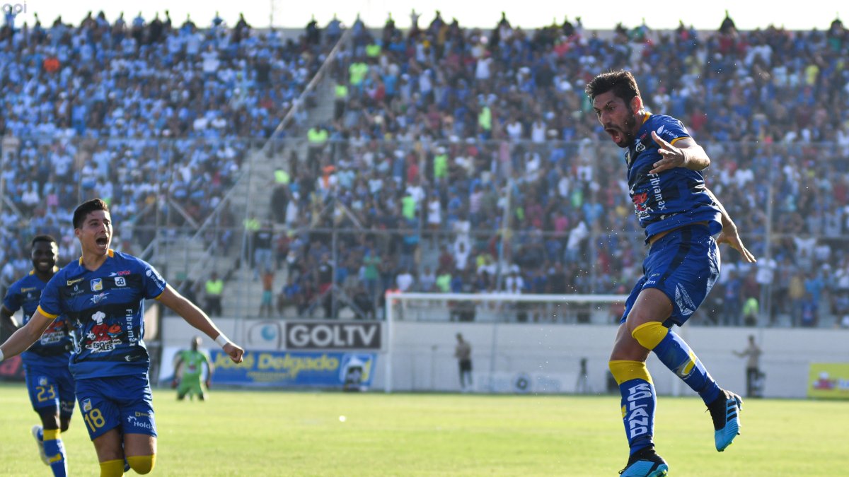 Bruno Piñatares (d) le dio un angustioso triunfo a los dirigidos por Fabián Bustos.