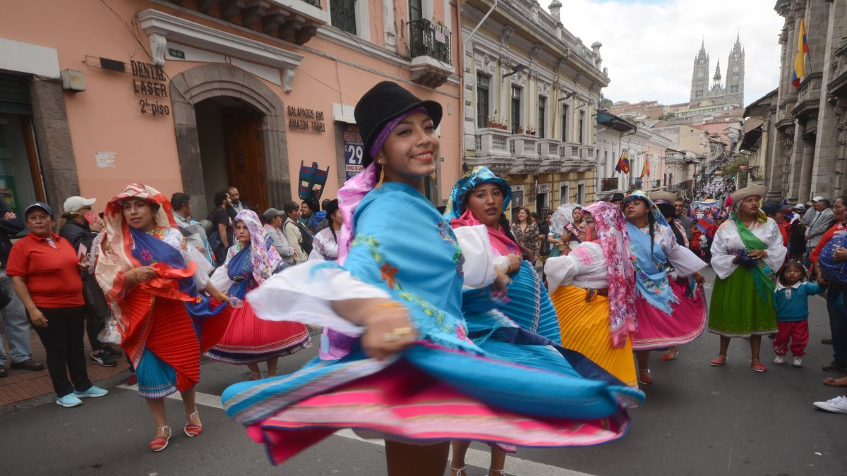 Entre los primeros actos por las fiestas de fundación de Quito estuvo el Desfile de los Mercados.