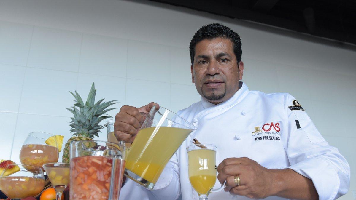 Juan Carlos Fernández, chef profesional, explica que la preparación de las tres bebidas no es complicada.