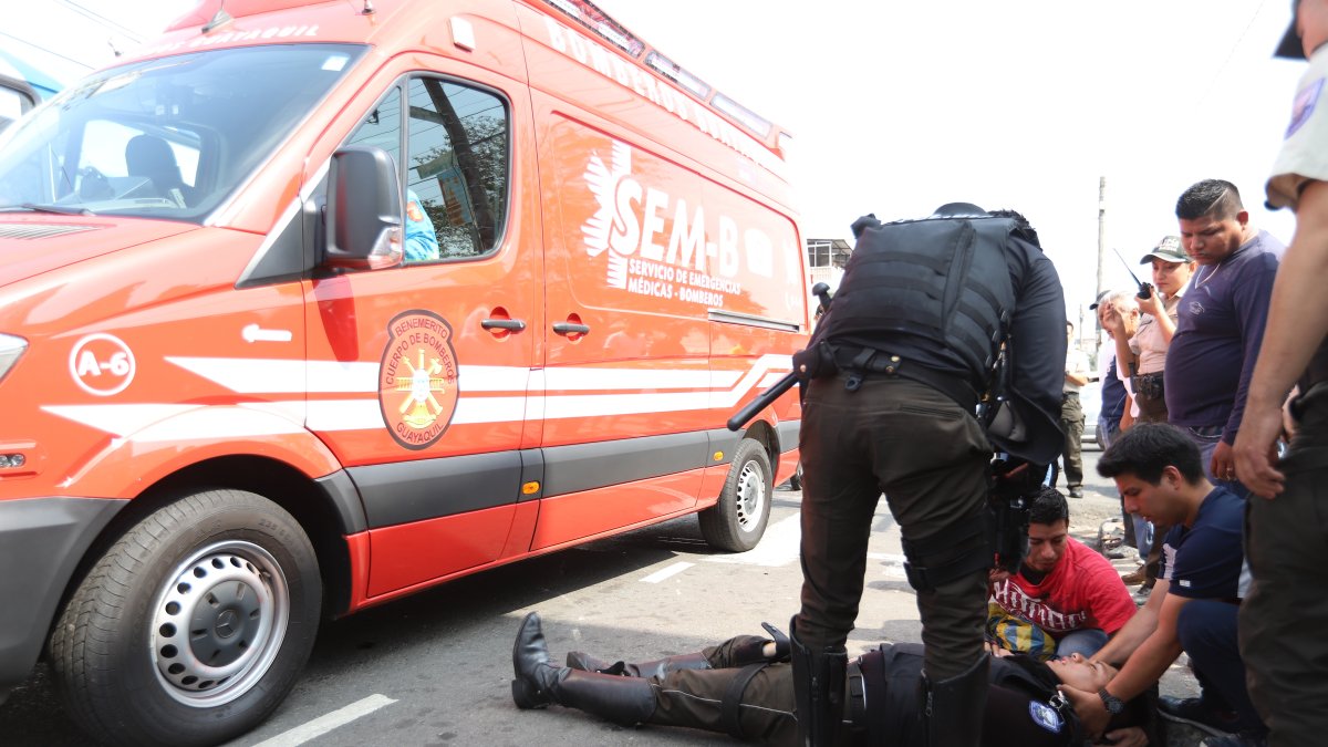 El uniformado fue asistido por vecinos, transeúntes y otros policías.