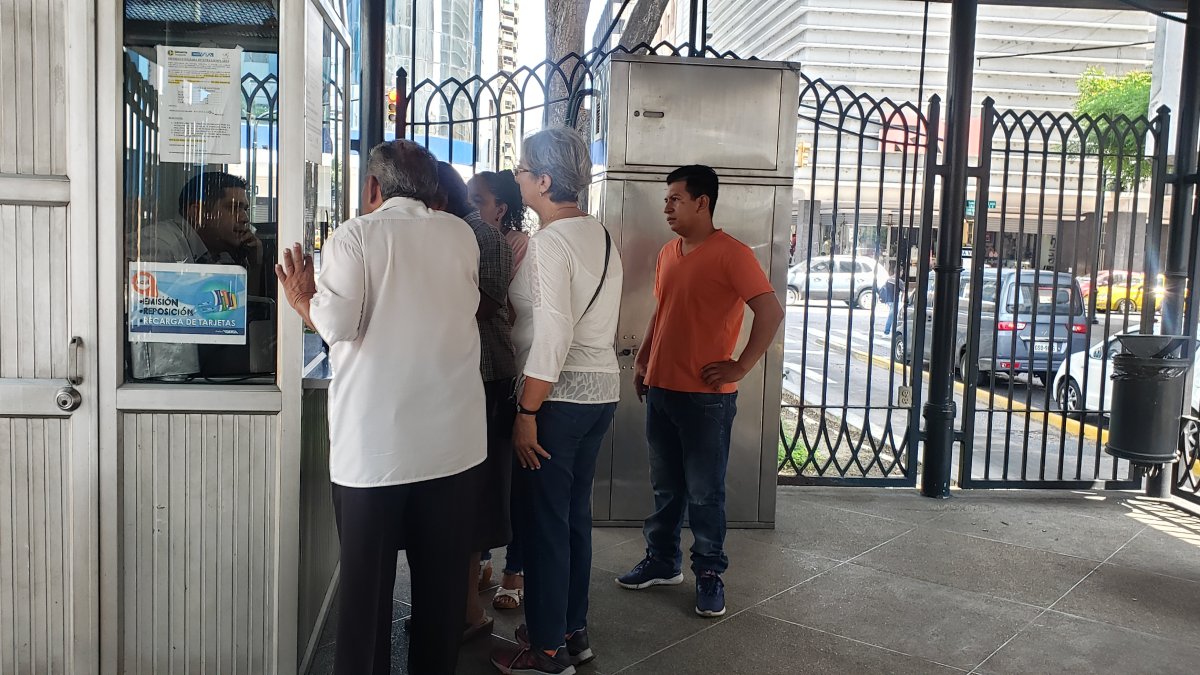 Algunos de los usuarios afectados se acercaron para reclamar el incidente.