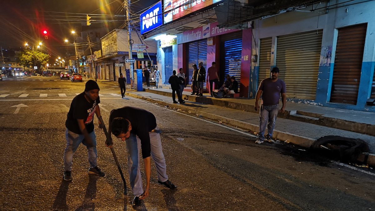 Los habitantes de Durán salieron a limpiar las calles tras los violentos saqueos del 7 de octubre.