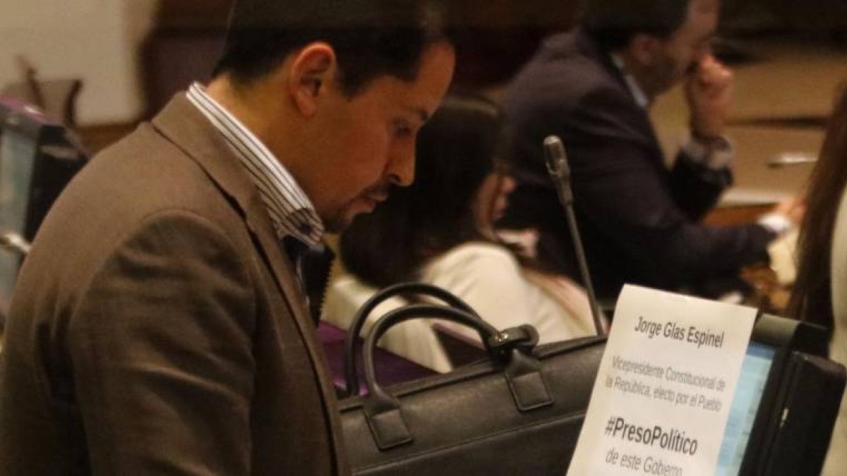 Negación. Esteban Melo instala carteles en homenaje a Jorge Glas.