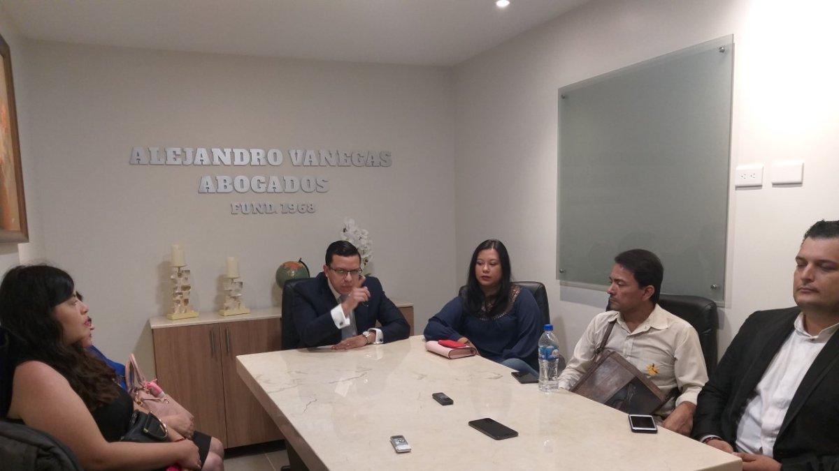 Empleados y extrabajadores de la Sinfónica de Guayaquil se pronunciaron junto a su abogado.