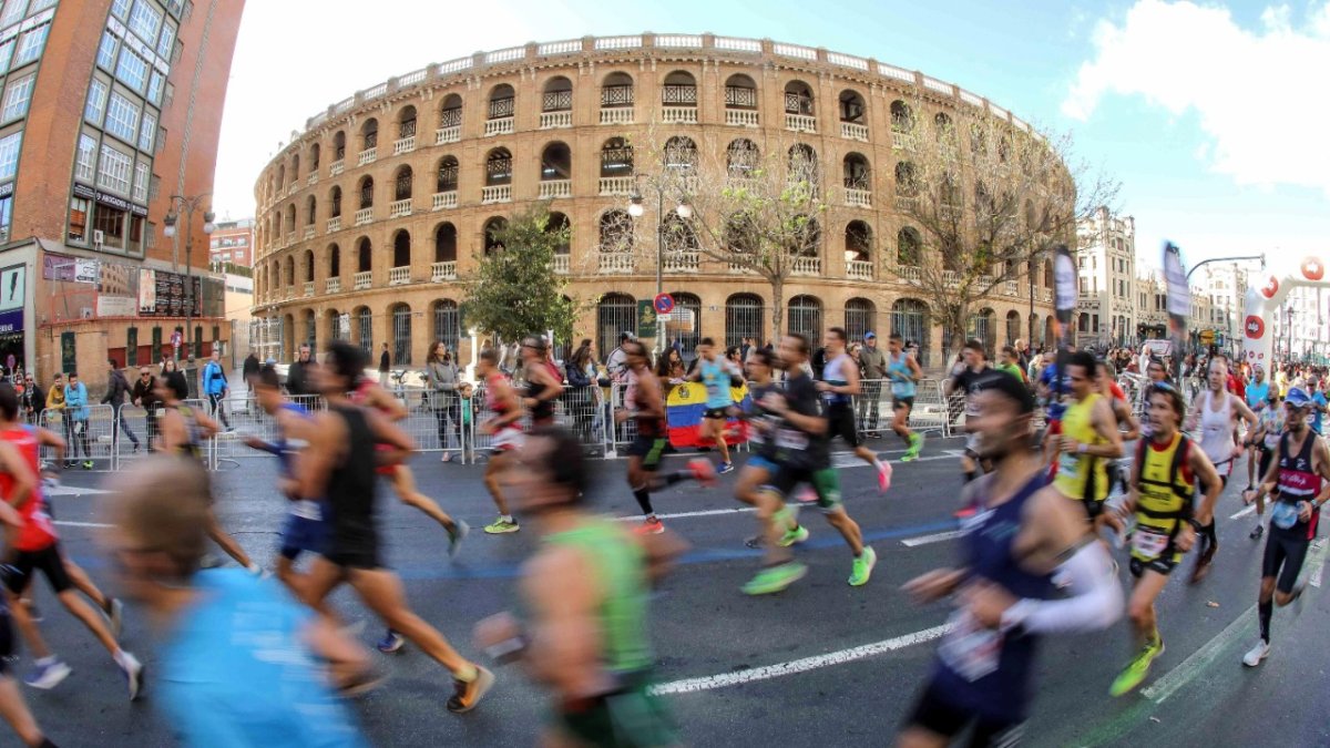 Los corredores participantes en la edición número 39 de la Maratón Valencia Trinidad Alfonso, a su paso por la Plaza de Toros.