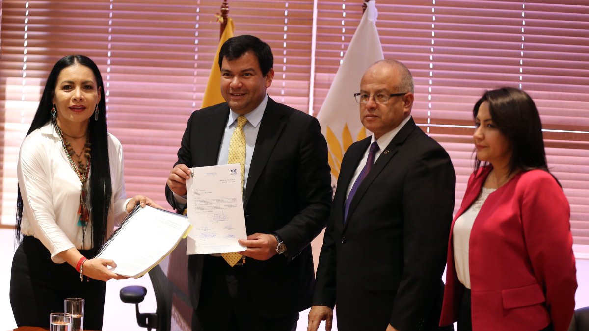 Reforma. La presidenta del CNE, Diana Atamaint (i), entregó a César Litardo el proyecto de reformas al Código de Democracia de la Función Electoral.