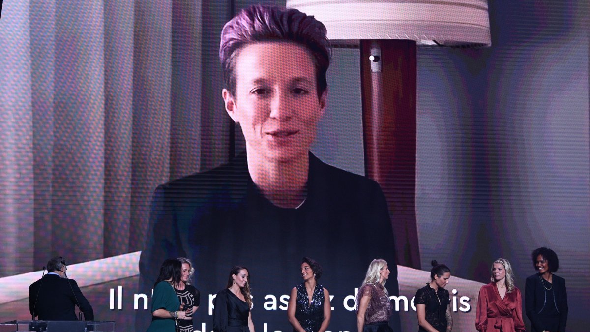 Megan Rapinoe recibió su premio mediante un video.