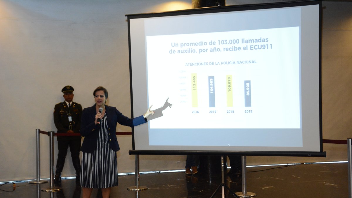 Comparecencia. De pie junto a la pantalla, micrófono en mano al estilo Steve Jobs, la ministra de Gobierno respondió a todas las acusaciones.