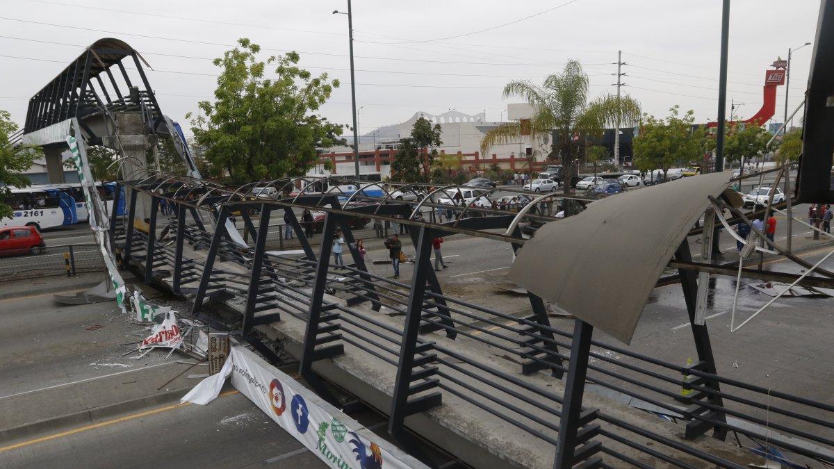 Un volquete con el balde alzado chocó con un puente en la autopista Narcisa de Jesús, en noviembre de 2017.