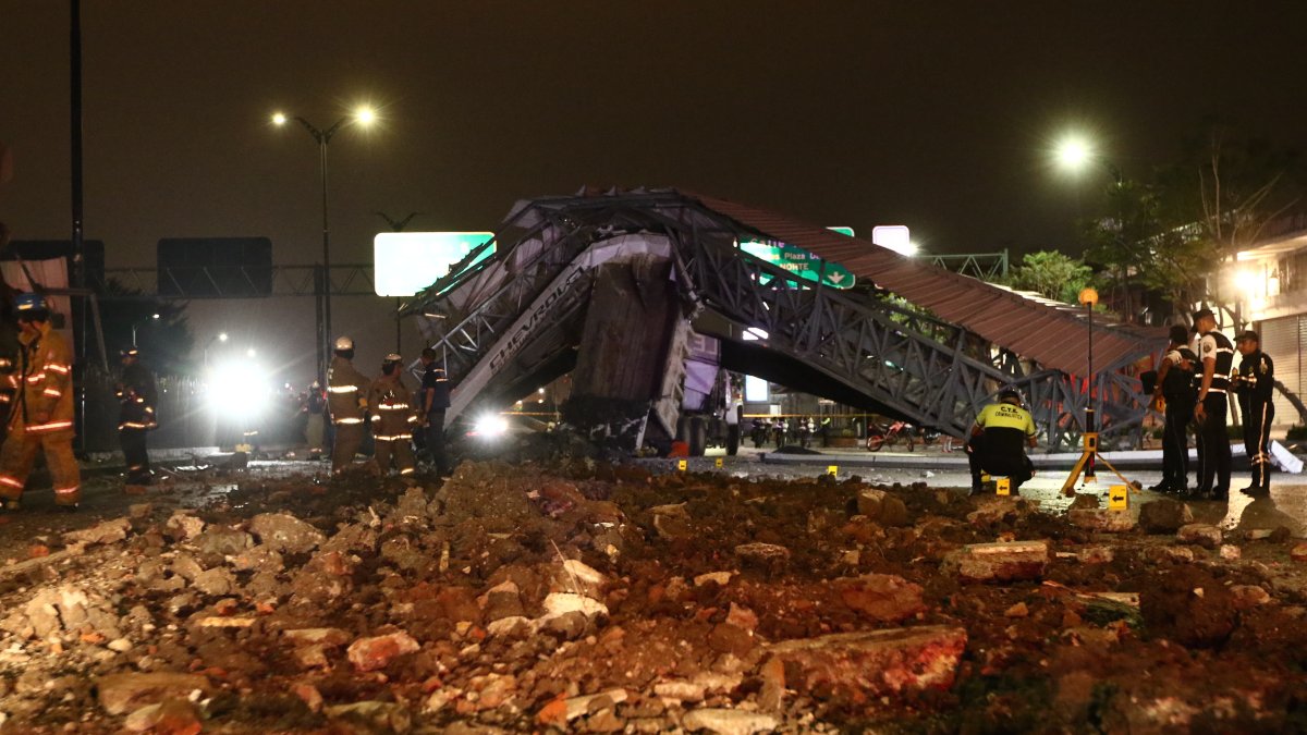 Puente derribado en la avenida de Las Américas.