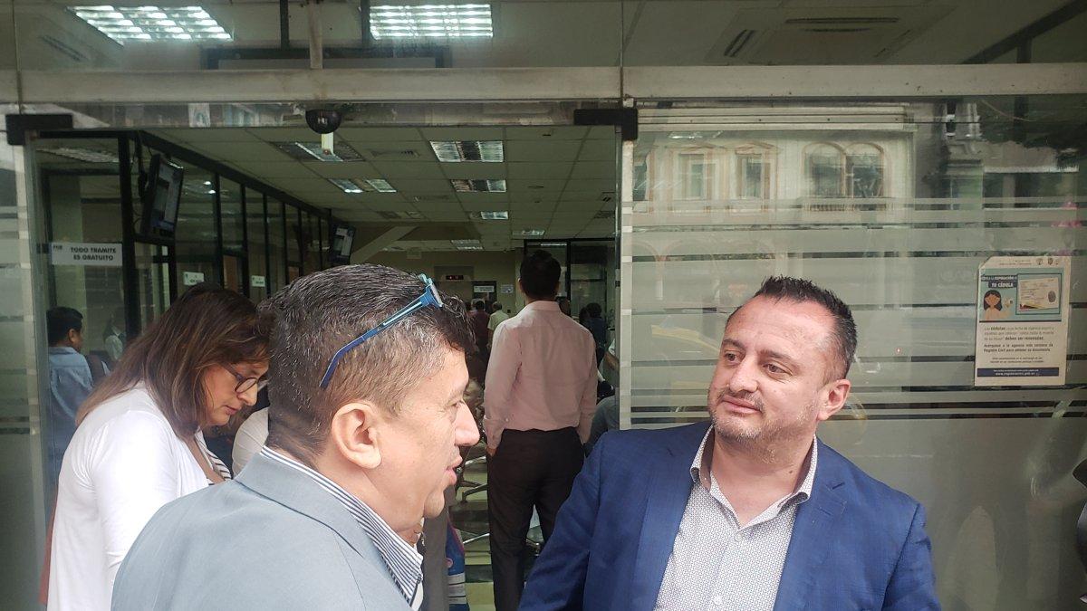 Byron Pacheco (de azul) en el exterior de la dependencia judicial, en el centro de Guayaquil.